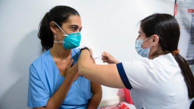 Photo of Dos trabajadores de la salud, los primeros en colocarse la vacuna contra el COVID-19