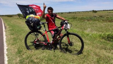 Photo of Hincha de Colón viaja en su bicicleta a Santiago del Estero para la final del Trofeo de Campeones