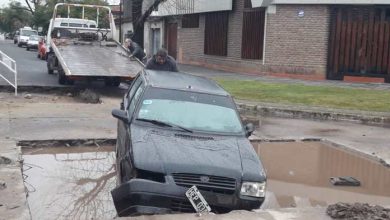 Photo of Un auto quedó atrapado en un pozo que estaba «tapado» por la lluvia
