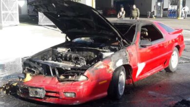 Photo of Se incendió un auto y su conductor se salvó de milagro