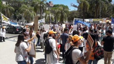 Photo of Importante movilización de médicos frente a Casa de Gobierno
