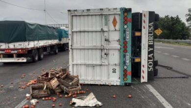 Photo of Volcó un camión que trasladaba tomates en Circunvalación y hay demoras