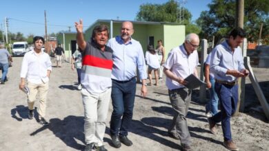 Photo of Perotti recorrió las obras de construcción de viviendas en barrios de la capital provincial