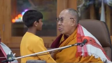 Photo of El Dalai Lama pidió disculpas por un video en el que besa a un niño y le pide que le «chupe la lengua»