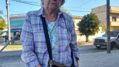 Photo of La triste historia de Evelina Moreyra: fue estafada y pide monedas en Castelli y Aristóbulo