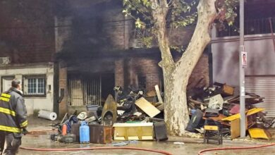 Photo of Daños totales tras el incendio de un depósito en barrio Sarmiento