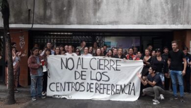 Photo of Abrazo solidario contra el cierre de los Centros de Referencia